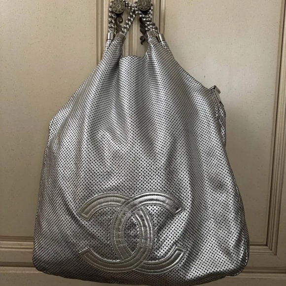 Stunning large silver Chanel bag - THIS IS A PRESS SAMPLE - Picture 1 of 10